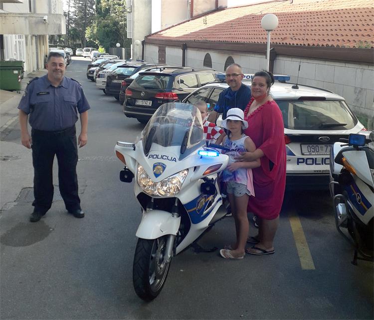 Slika /vijesti/2020/mali zaljubljenik u policiju/Daniel Siniša (2)-mala.jpg
